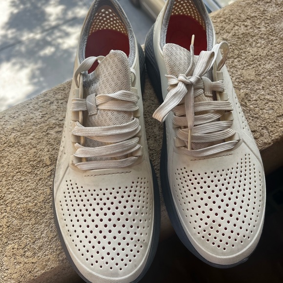 CROCS Cream and Gray Minimalist Sneakers - Picture 4 of 5